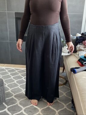 Banana Republic wide leg, pleaded linen pants in excellent condition.